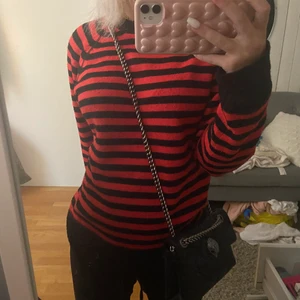 Svart/röd stickad tröja - Jättefin svart/röd stickad tröja. Fint skick! Köpt här på plick men säljer då den inte passade mig💕 Supermysig och passar perfekt nu till hösten! Köparen står för fraktkostnaden💗