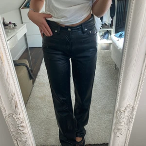 100% läder raka byxor - Intressekoll, detta är ett par raka långa byxor i 100% läder från zara. Köpta 2 år sedan. Så fint skick. Har ni några frågor och funderingar, hör av er🖤  köparen står såklart för frakten 🌸