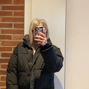Pufferjacket/vinterjacka - Säljer min varma och snygga vinterjacka. Jackan är i storlek 36 och overzised på mig som är 165 cm lång. Den är från NAKD och är sparsamt använd, inga defekter eller revor. Kontakta mig för fler frågor eller mer bilder!!  Kan mötas upp i stockholm annars står köpren för frakten:)