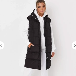 Missguided padded vest, FLERA STORLEKAR. - OBS, finns i flera storlekar. Ej uppackad, lappar kvar, originalpåse etc. Sålde slut direkt från Nelly. Svart, strl 34 och strl 32. 💯% polyester. Säljes pga felköp. Nypris 569:-. 