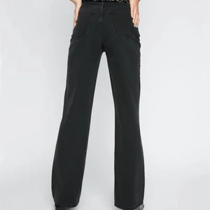 Regular wide ecru jeans - Mörkgråa vida/ raka jeans från BikBok i storlek 33/28. Använda 2 gånger. Hög midja och långa ben som går ut nertill som ger en lös fit på jeansen. Sköna och bra stretch. 