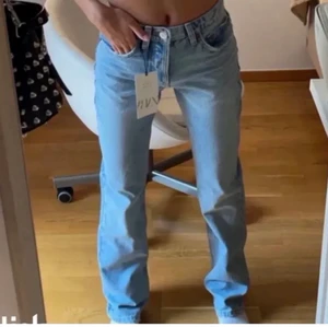 Zara - Säljer dessa jötte fins byxor som är jätte snygg. Säljer pågrund av att dom är för stora 🤍 säljer för 450 men kan diskutera priset. 