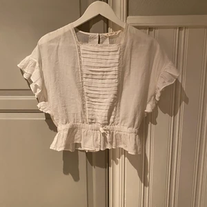 Blus - En vit blus ifrån Mango, storlek 140-146 cm.