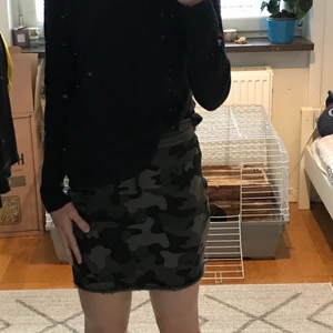 Mini kjol  - Snygg camo kjol från New Yorker som kommer inte till användning längre för mig. Bra kondition!!💚💚