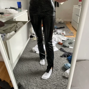 Fake skinn byxor  - Snygga fake skinnbyxor ifrån shein