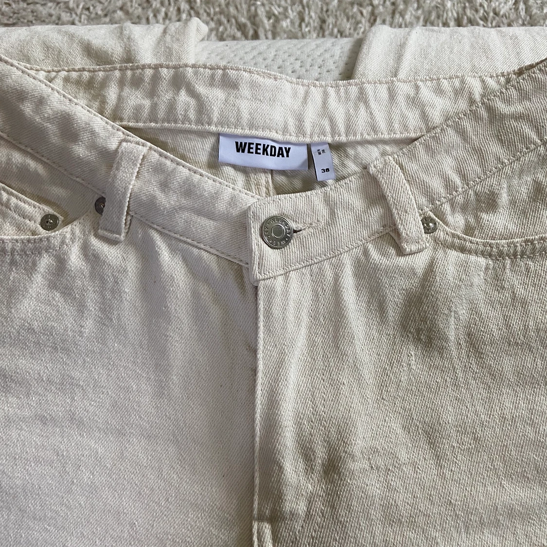 Ett var vita lågmidjade jeans - 90