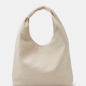 Gina Tricot Gabrielle Bag - Säljer denna väska från Gina Tricot då den tyvärr inte kommer till användning. Endast använd 2 gånger. Skicka DM om du vill ha fler bilder 😊