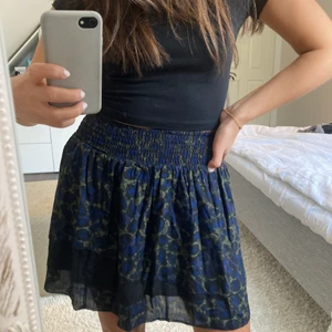 Zadig kjol - En blå/grön volangkjol från Zadig Voltaire