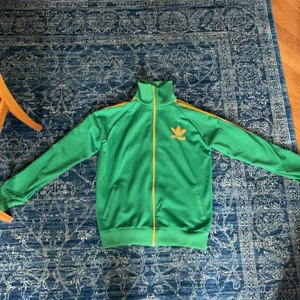Adidas  - Adidas zip-up. Skriv för fler bilder. Står L men den sitter typ som M