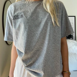 GANNI  t-shirt - Grå Ganni t-shirt, storlek S, använd 1 gång. Nypris 800kr 