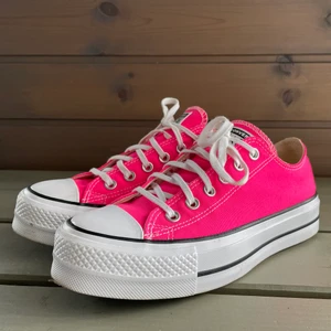 Converse  - Snygga converse som är i nyskick då de tyvär är för stora för mig (använda kanske 3 gånger). Nypris är 789kr. Priset kan diskuteras och frakten är spårbar💓💓