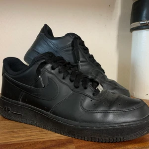 Air force 1 black  - Ganska användna inget trasigt förutom creses strl 45 kom privat för bud 