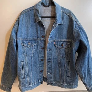 Levis vintage jacka  - Inköpt från usa, när jag köpte den stod det storlek XL och jag är 177 och den sitter oversized på mig 