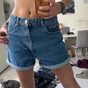 Oversized Jeansshorts zara storlek 40 - Supersnygga oanvända jeansshorts oversized från zara i mörk färg. Säljer pga har ett par väldigt lika. Köpta för 259 kr.