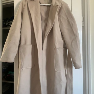 Kappa  - Beige kappa från new yorker. Fint skick, inga fläckar/märken. 