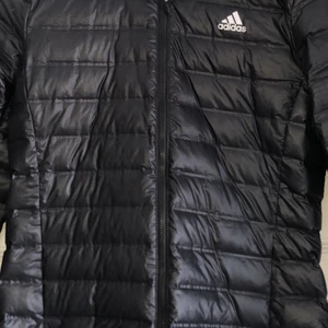 Adidas jacka - Svart adidas jacka i nyskick. Inga skador. 