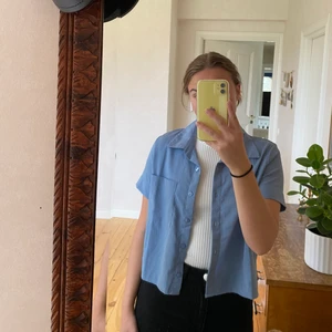 Kortärmad skjorta/blus - Lite kortare i modellen, i en jättefin blå färg!🦋 Använd 3-4 gånger, så i fint skick! Från BikBok