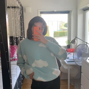 Molntröja - En fin tröja i tjockt material som har vita moln på sig. Den är i storlek s/36 och sitter oversized. Hade nog passat upp till storlek L eller större. Har aldrig hunnit använda denna då den inte längre är stilen jag föredrar men är i fint skick och bra kvalitet. Tröjan är från Shein men är sjukt bra kvalitet för att vara det priset. Frakt tillkommer. Pris kan diskuteras. 