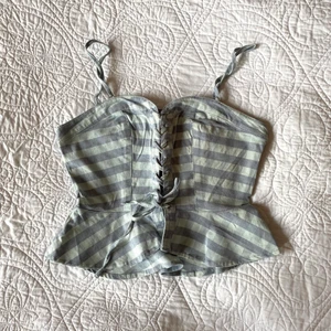 Rutig korsett - Rutig korsett i vitt & en ljus blågrå nyans, bilden gör den inte rättvisa. Jättesnygg men den passade inte på mig, så den är endast testad. 