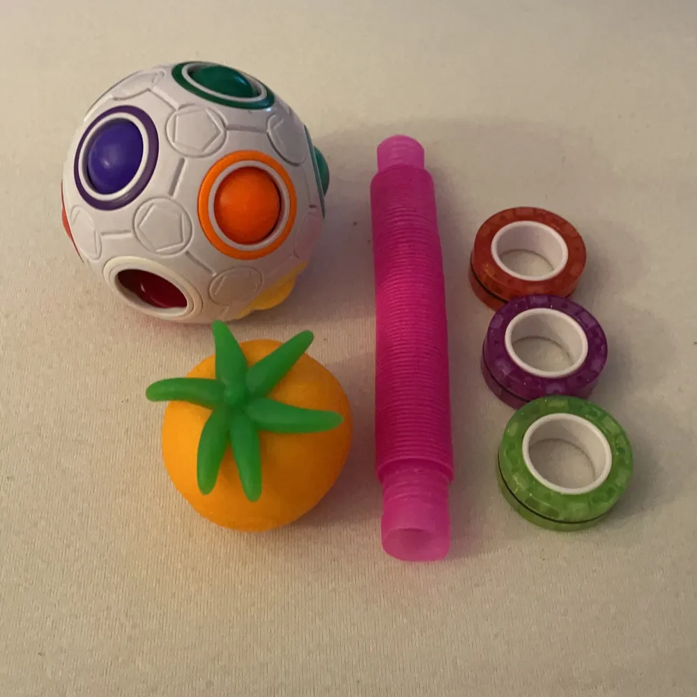 Ett fidget toy paket, en stressboll pysselboll poptube och magnet ringar . Övrigt.