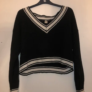Croppad stickad tröja  - Bra skick, använd fåtal gånger. Vid V-ringning som funkar både på axlarna och nedanför