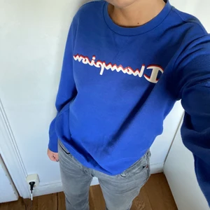 Champion tröja - Säljer en superfin tjocktröja från champion. Den är från barnavdelningen men i en större storlek så passar en person i xs/s