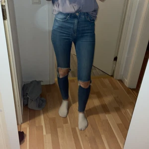 Blå jeans  - Snygga blå jeans från Gina strl 38. Riktigt sköna och snygga 