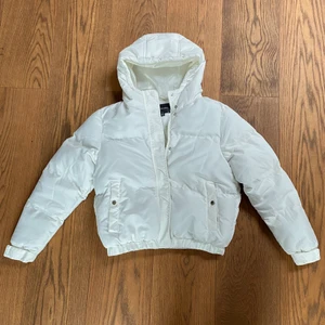 Vit vinterjacka!  - Säljer min vinterjacka från förra året! Är använd men i bra skick💕 ! Många som har hört av sig vid intresse så buda gärna privat om du är intresserad !