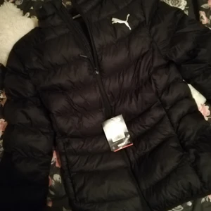Puma jacka  - Säljer min nya puma jacka använd två gånger, köpt förra året men har skaffat en liknande. Köpt för 800kr. 