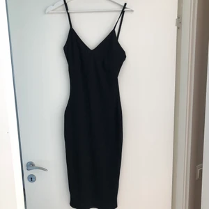Klänning från missguided NY - aldrig använd klänning i knälång lite tjockare ribbat material. Jättefin på, men tyvärr liten för mig.  (säljer lite billigare vid paketpris av flera plagg av mig)