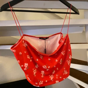  Crop Top - Superfin croptop från Nelly, aldrig använd och lappen finns kvar. Passar både S/M, skönt material.   Frakt tillkommer 🚚