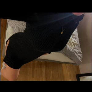 Stickad klänning - Stickad klänning med polo och slits vid låren, kort modell!🧚🏼