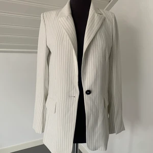 Kavaj H&M - Kavaj från Hm. Med slitsar i armarna. Storlek 34. 