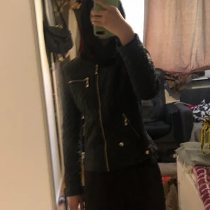 En skinjacka  - Det här är en skinnjacka i stl m men skulle säga att den är  S , jag älskar den men den har blivit lite för tajt , märket på jackan är yu and me, paris 