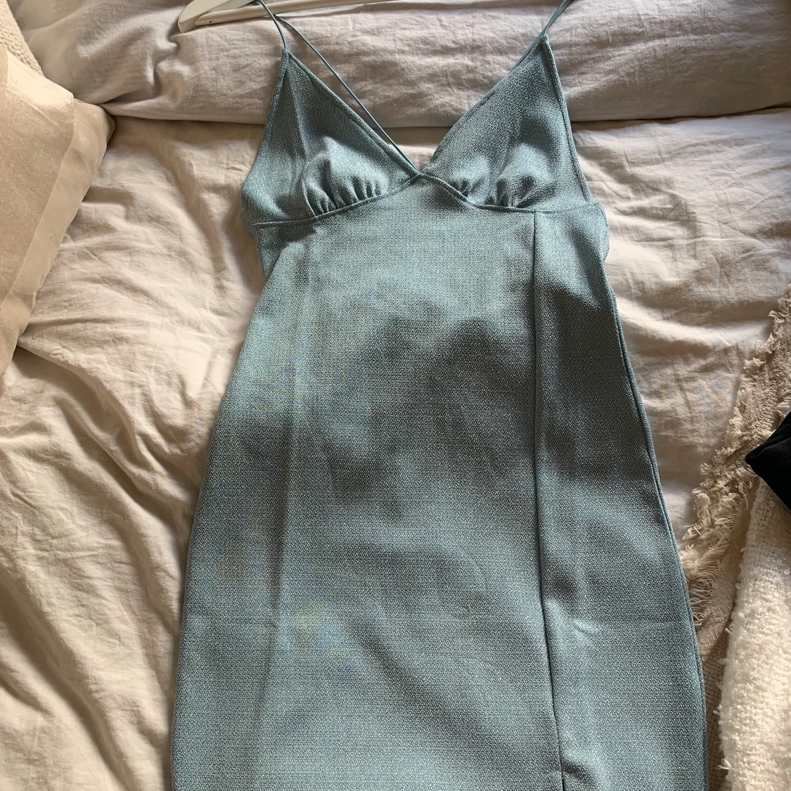 Blå glittrig klänning med slits - 90