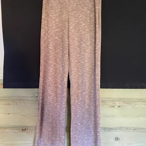 Snygga bjuda byxor strl S - Jätte sköna byxor, super snygga. Säljer dom då dom är för långa för mig