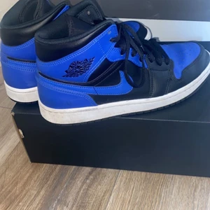 jordan 1 - säljer mina äkta jordan 1. de är ca 1,5 månad gamla därav det fina skicket. dom är så snygga men säljer de för att har hittat ett par andra skor💙🖤 det är storlek 42 men jag är 40/41 o de passar mig perfekt! buda i kommentarerna eller skriv privat för frågor eller bilder.