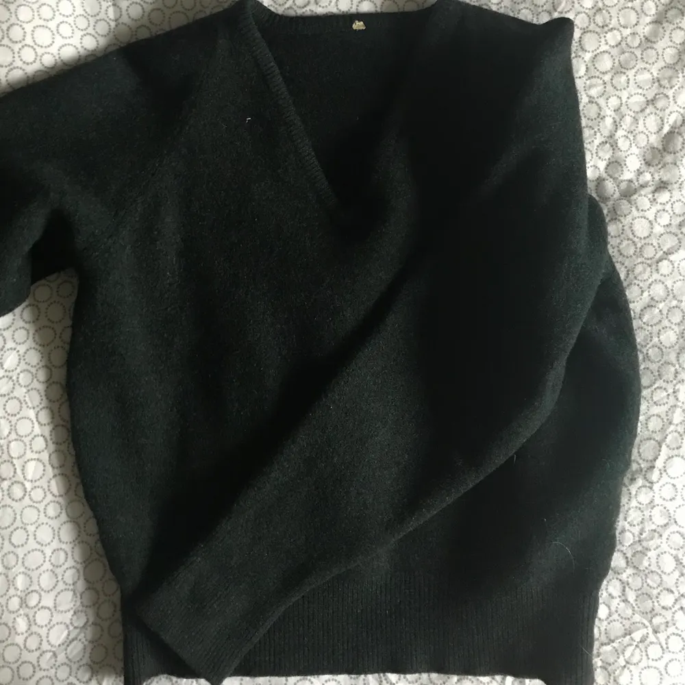 Säljer denna stickade mörkgröna tröja som jag köpt second hand. Färgen stämmer bäst med andra bilden. Kan mötas upp annars tillkommer frakt. Hör av dig om du har frågor!. Stickat.