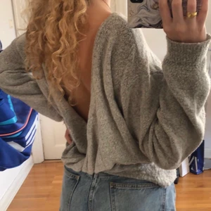 Stickad Topp NA-KD - Super snygg grå stickad topp från NA-KD med öppen rygg 🤍 Storlek S.  Har en liten fläck på sig tyvärr! 