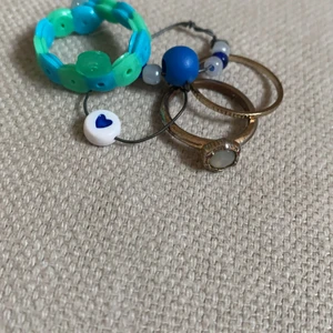 Ringar 💍💍 - Har använt flera gånger💍 dom är fina och jag har gjort mer en helften av ringarna 🥰 dom är i olika storlekar så vi får prata privat om du är intresserad👍🏼 jag säljer alla ringar tillsammans men kan ta bort max 2 ringar. Dom kostar alla tillsammans 10kr🤪
