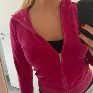 Juicy Couture Zip Hoodies - !!INTRESSEKOLL!! På dessa 2000-tal, Juicy Couture hoodies som ej går att köpa längre. ÄKTA! De är mycket populära och efterfrågade. Köptes för 1200kr. Den blåa SÅLD! Budgivning i på den rosa, eller köp direkt för 300kr+ frakt. Budgivning avslutas fredag 16.00😊 💖💖Skriv privat för fler bilder! 