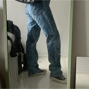 Levis 501 - Levis 501, sitter bagg och lågmidjat! Midja 84cm innerbenslängd är 82cm och sitter bra på mig som är 175! Skriv vid intresse 💕 eventuell frakt ingår ej i priset! Första bilden är lånad! 💕 bud: 550+frakt 