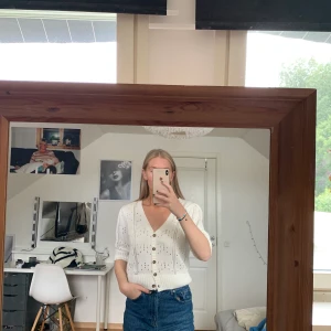 Vit Stickad tröja - Vit stickad tröja med ” halvlånga” armar. Jättefina detaljer, nypris 400kr