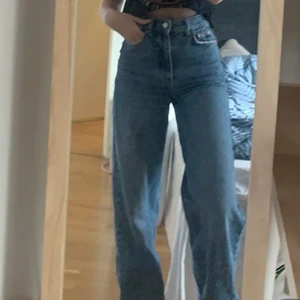 Utsvängda jeans  - Blåa utsvängda jeans 