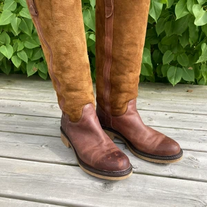 Skinnstövlar stl 40 - Skinnstövlar med mockaskaft, stl 40. Varmfodrade, jättesköna! Aldrig blivit använda. 