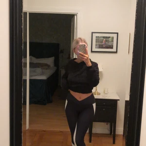 Byxor - Lågmidjade svart, grå, vita träningsbyxor med korsat tyg fram och mönster på benen💗