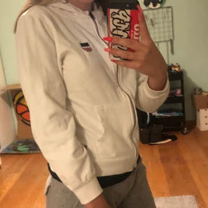 Zip-up - Säljer en fin zip-up hoodie som jag har köpt second hand. Den är lite kortare i armarna och kortare i längden. Men det är snyggt! Bra kvalitet. 