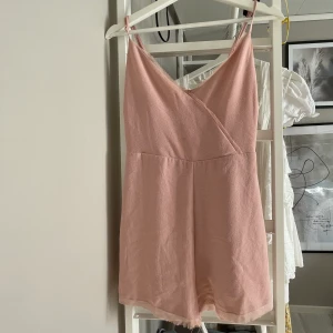 Playsuit pull&bear - Blivit för liten för mig tyvärr, storlek S men skulle mer säga som XS! 