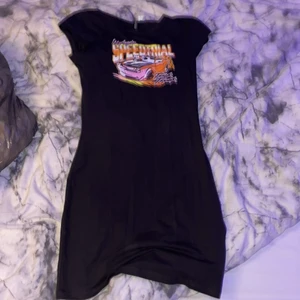 Grå klänning med tryck  - Inte använd över huvud taget, helt ny och har ett tryck på. I M med endå liten för att vara M så typ S