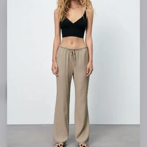 Zara byxor - Favorit byxor som jag köpte i augusti för 300kr, säljer för 100kr + 66kr frakt (166kr). Har för mycket kläder så jag rensar, användas inte tillräckligt mycket för att ha kvar. Pyttelite för långa för mig som är 169cm❤️